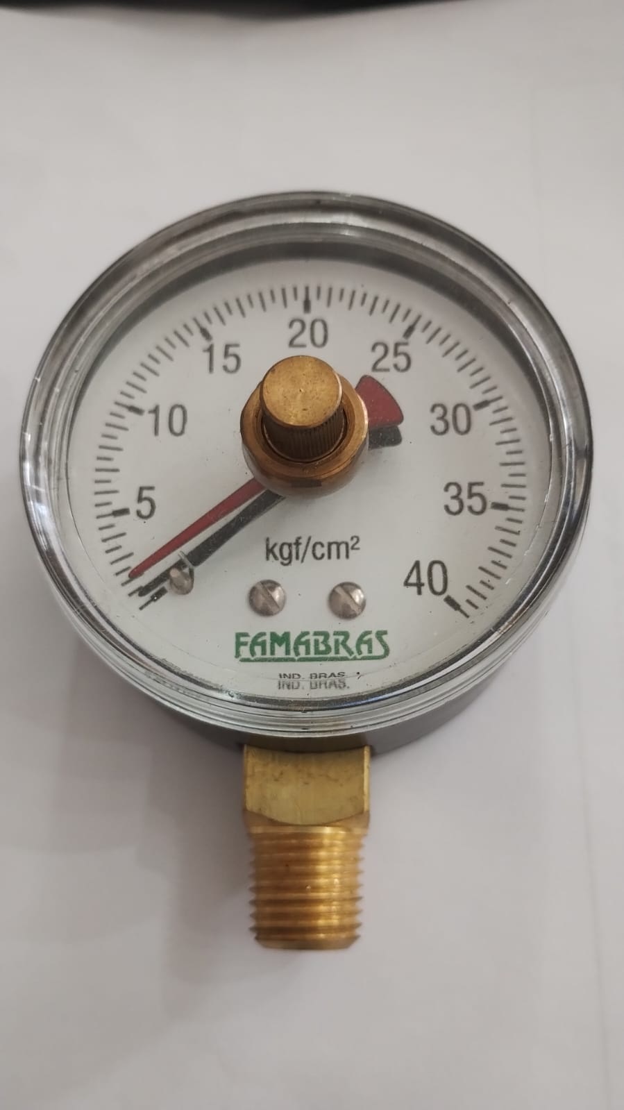 MANOMETRO RETO 2.1/2 ESCALA 0/40 KGF/CM² R.1/4 NPT CL B CX AÇO CARB PRETO INT LT SECO C/ PONTEIRO DE ARRASTE (FAMABRAS)